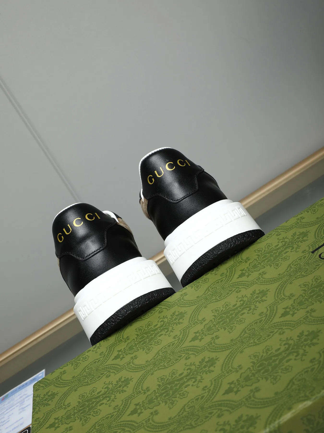Men's shoes 💰480 New men's shoes GUCCI Fashion trend Made of first-layer calfskin ➕ washed sheep lining! The foot feels super comfortable and the workmanship is impeccable. Foam ultra-light outsole, size: 38-44 (45 customized) 4 colors to choose from!